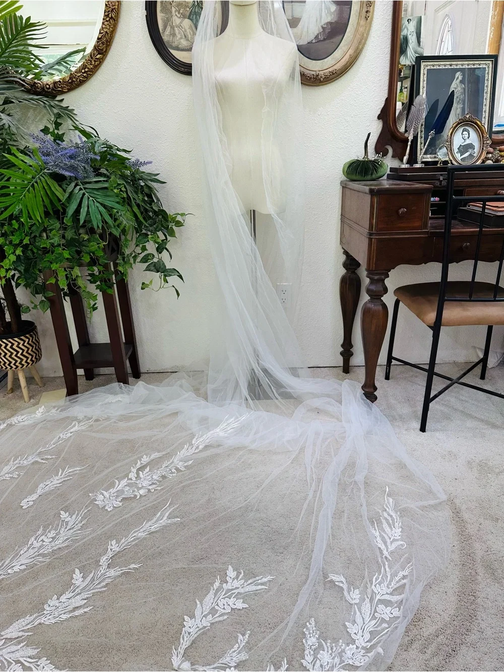 Elegant Long Bridal Veil in White - Classic Sheer Tulle